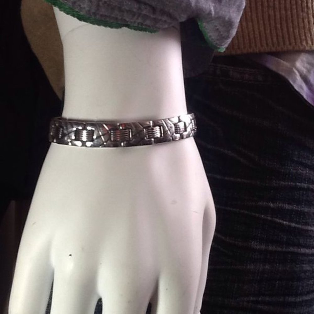 Men's 8" stainless steel bracelet w magnets